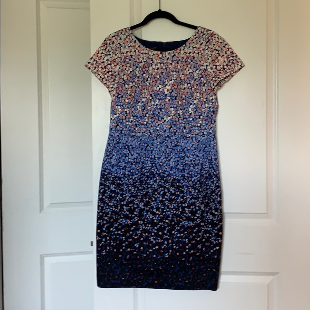 Multicolored floral sheath dress, short sleeves.